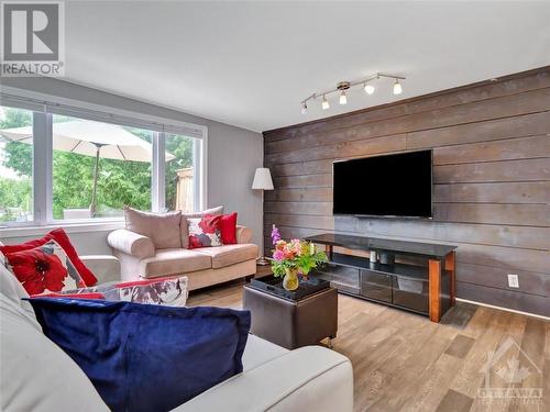 614 Melbourne Avenue, Ottawa, ON - Indoor Photo Showing Living Room