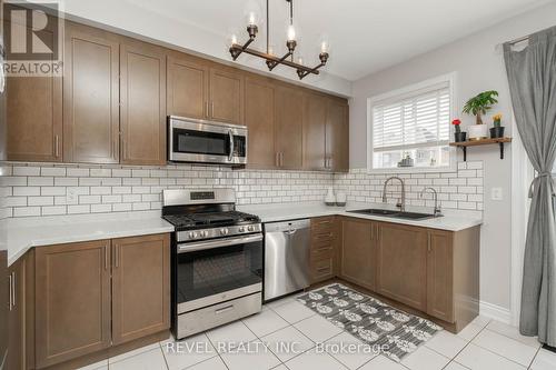18 Jackson Drive, New Tecumseth, ON - Indoor Photo Showing Kitchen With Upgraded Kitchen