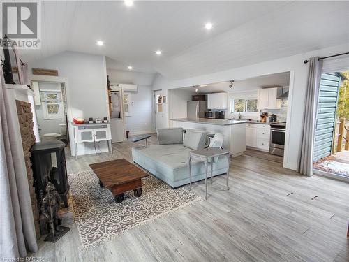 333 Bay Street, Oliphant, ON - Indoor Photo Showing Living Room