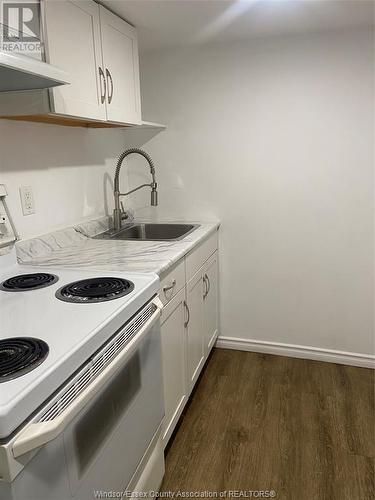 984 Ellrose Avenue, Windsor, ON - Indoor Photo Showing Kitchen