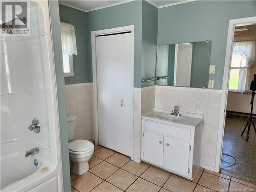 287 Rue Principale, Pointe-Verte, NB - Indoor Photo Showing Bathroom