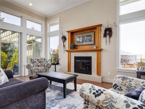 513 Schubert Pl, Ladysmith, BC - Indoor Photo Showing Living Room With Fireplace