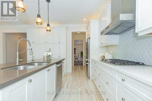 59 Frederick Pearson Street, East Gwillimbury, ON - Indoor Photo Showing Kitchen With Double Sink With Upgraded Kitchen