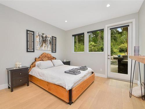 5030 West Saanich Rd, Saanich, BC - Indoor Photo Showing Bedroom