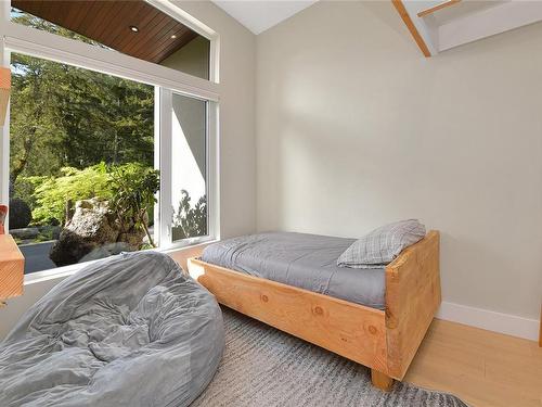 5030 West Saanich Rd, Saanich, BC - Indoor Photo Showing Bedroom