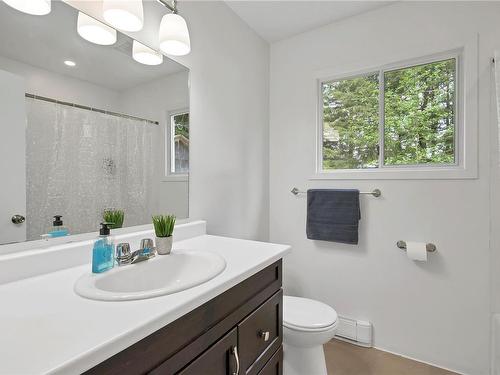 1016 Sayward Rd, Sayward, BC - Indoor Photo Showing Bathroom