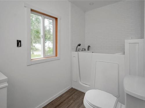 1016 Sayward Rd, Sayward, BC - Indoor Photo Showing Bathroom