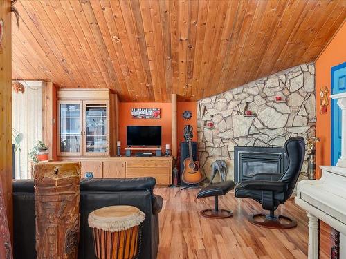 694 Dogwood Cres, Gabriola Island, BC - Indoor With Fireplace