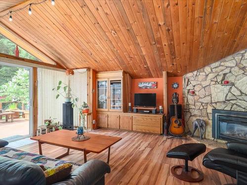 694 Dogwood Cres, Gabriola Island, BC - Indoor Photo Showing Living Room With Fireplace