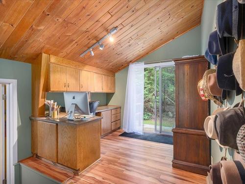 694 Dogwood Cres, Gabriola Island, BC - Indoor Photo Showing Kitchen