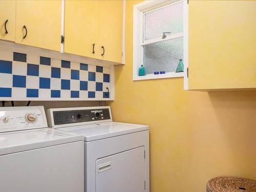 694 Dogwood Cres, Gabriola Island, BC - Indoor Photo Showing Laundry Room