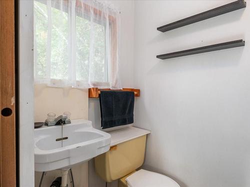 694 Dogwood Cres, Gabriola Island, BC - Indoor Photo Showing Bathroom