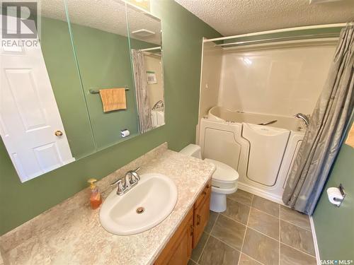 206 27 Erichsen Place, Yorkton, SK - Indoor Photo Showing Bathroom
