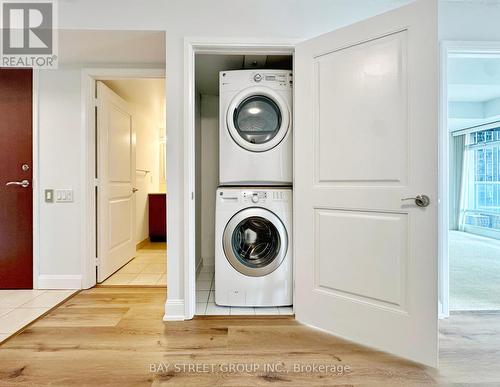 1406 - 2181 Yonge Street, Toronto, ON - Indoor Photo Showing Laundry Room