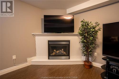 125 Morning Glory Lane, Chatham, ON - Indoor Photo Showing Living Room With Fireplace