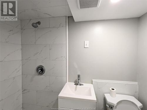 812 Dougall Avenue, Windsor, ON - Indoor Photo Showing Bathroom