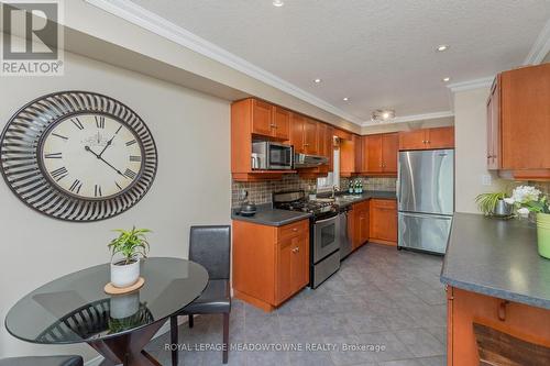 10 Costigan Court, Halton Hills, ON - Indoor Photo Showing Kitchen