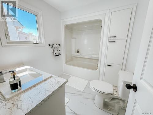162 Katherine St, Temiskaming Shores, ON - Indoor Photo Showing Bathroom