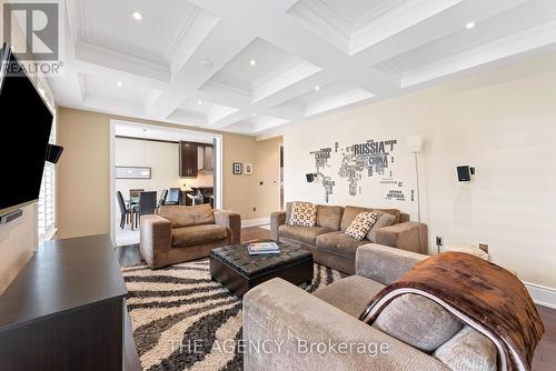 7 Compton Crescent, Toronto, ON - Indoor Photo Showing Living Room