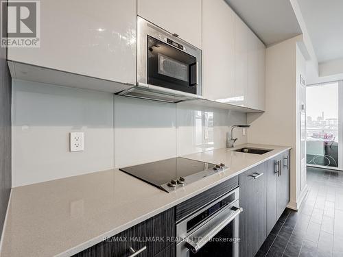 1010 - 330 Richmond Street W, Toronto, ON - Indoor Photo Showing Kitchen With Upgraded Kitchen