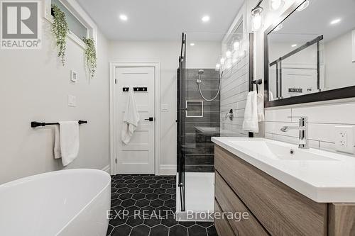 204 Montrose Avenue, Toronto, ON - Indoor Photo Showing Bathroom