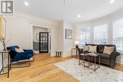 204 Montrose Avenue, Toronto, ON - Indoor Photo Showing Living Room