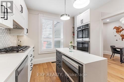 204 Montrose Avenue, Toronto, ON - Indoor Photo Showing Kitchen With Upgraded Kitchen