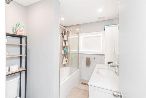 82 Main Street S, Hagersville, ON - Indoor Photo Showing Bathroom