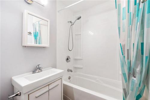 1461 Bannatyne Avenue, Winnipeg, MB - Indoor Photo Showing Bathroom