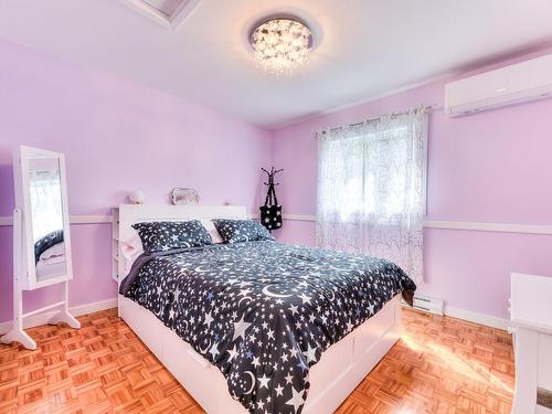 Chambre Ã Â coucher - 284 Rue Janvier, Laval (Fabreville), QC - Indoor Photo Showing Bedroom