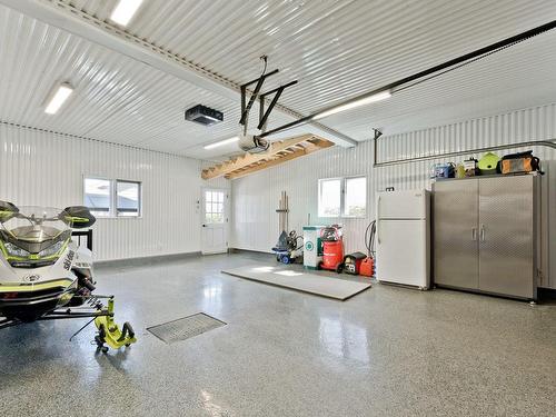 Garage - 165 Rue Bellevue, Coaticook, QC - Indoor Photo Showing Garage