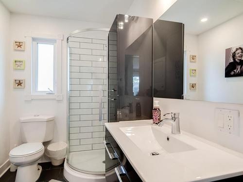 Bathroom - 19 Rue Laurier, Salaberry-De-Valleyfield, QC - Indoor Photo Showing Bathroom