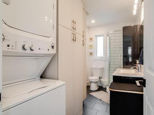 Bathroom - 19 Rue Laurier, Salaberry-De-Valleyfield, QC - Indoor Photo Showing Laundry Room