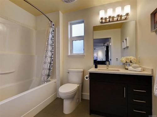 207-935 Cloverdale Ave, Saanich, BC - Indoor Photo Showing Bathroom