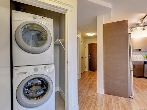 207-935 Cloverdale Ave, Saanich, BC - Indoor Photo Showing Laundry Room