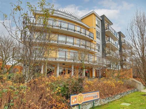207-935 Cloverdale Ave, Saanich, BC - Outdoor With Balcony