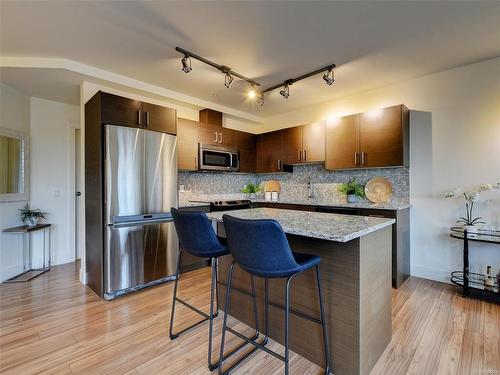 207-935 Cloverdale Ave, Saanich, BC - Indoor Photo Showing Kitchen With Upgraded Kitchen