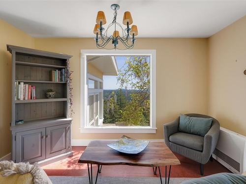 4699 Kerryview Dr, Saanich, BC - Indoor Photo Showing Living Room