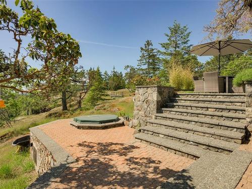 4699 Kerryview Dr, Saanich, BC - Outdoor