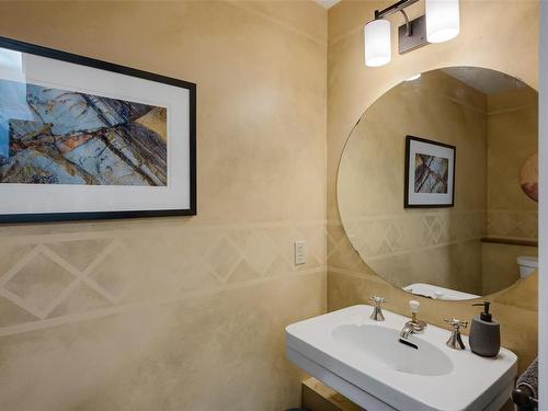 4699 Kerryview Dr, Saanich, BC - Indoor Photo Showing Bathroom