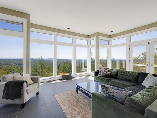 4699 Kerryview Dr, Saanich, BC - Indoor Photo Showing Living Room