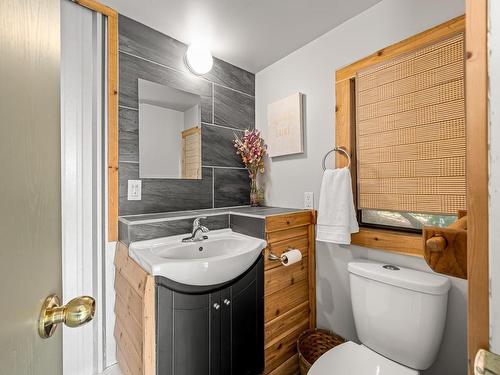 2952 Lupton Rd, Courtenay, BC - Indoor Photo Showing Bathroom
