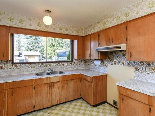 4644 Macintyre Ave, Courtenay, BC - Indoor Photo Showing Kitchen With Double Sink