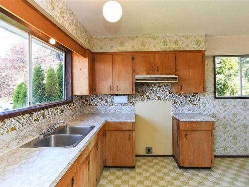 4644 Macintyre Ave, Courtenay, BC - Indoor Photo Showing Kitchen With Double Sink