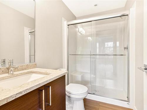 102-4000 Shelbourne St, Saanich, BC - Indoor Photo Showing Bathroom