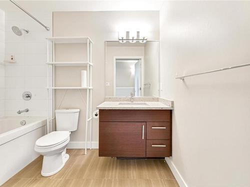 102-4000 Shelbourne St, Saanich, BC - Indoor Photo Showing Bathroom