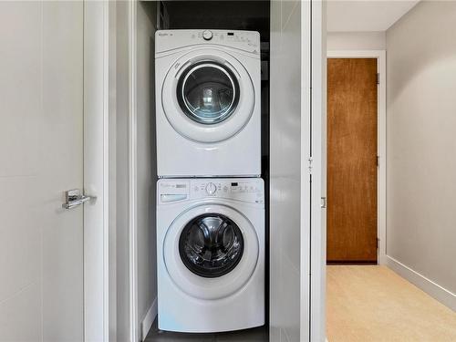 102-4000 Shelbourne St, Saanich, BC - Indoor Photo Showing Laundry Room