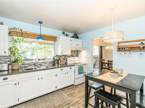 3948 Macisaac Dr, Nanaimo, BC - Indoor Photo Showing Kitchen With Double Sink