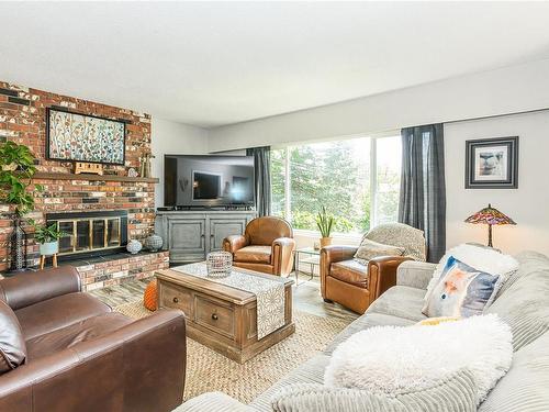 3948 Macisaac Dr, Nanaimo, BC - Indoor Photo Showing Living Room With Fireplace