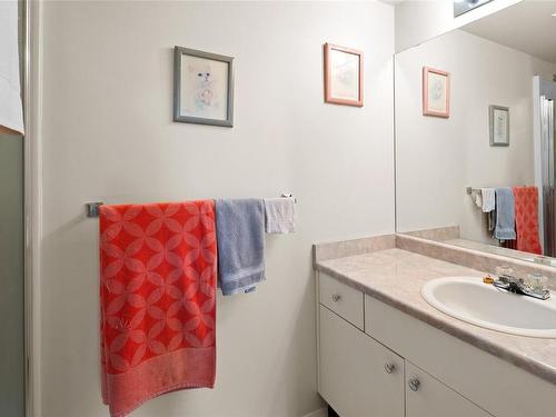 406-2511 Quadra St, Victoria, BC - Indoor Photo Showing Bathroom